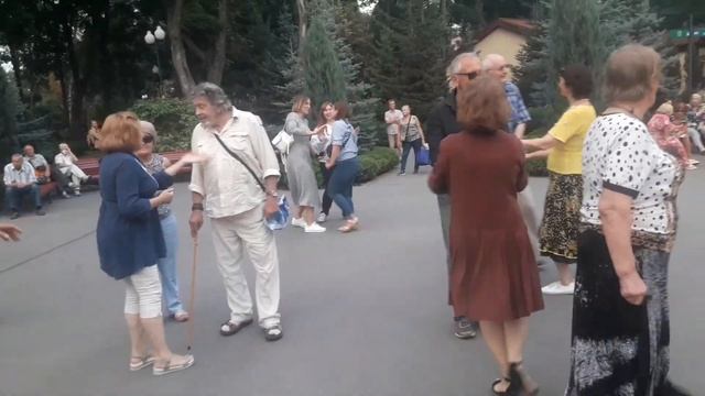 Пламенем огня ты любил меня💃🌹 Счастливые минуты в парке Горького💃🌹 Харьков 2021 смотреть онлайн