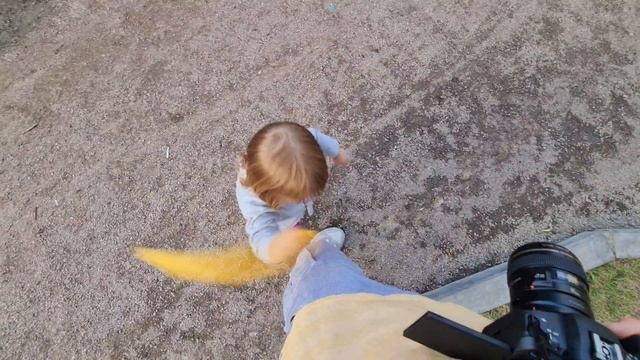 Соня догоняет и шлёпает папу смотреть онлайн