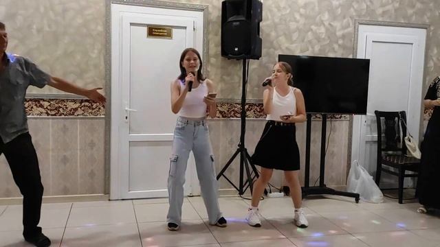 "С днём рожденья тебя". Исполнение Юля и Вика. Кафе "Экспресс" город Новоалександровск.
