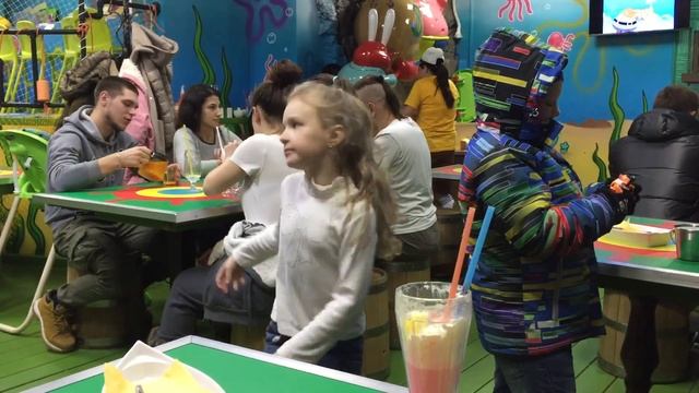 Владе 6 лет. Кафе Крабсти Крабс на Старом Арбате. смотреть онлайн