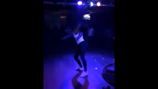 Девушка танцует смотреть онлайн