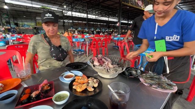 Лучшая Безлимитная Еда в Паттайе, Таиланд: Джомтьен за Дешево! смотреть онлайн
