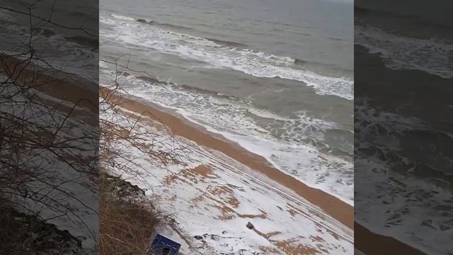 зимнее море в кучугурах зима пришла в кучугуры . первыц снег 2022 в кучугурах смотреть онлайн