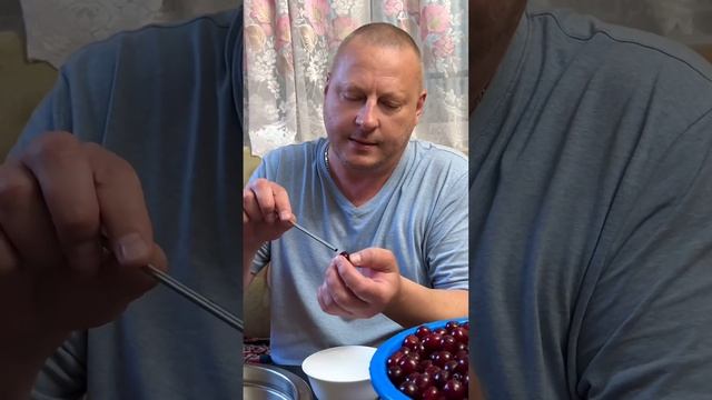 Как быстро удалить косточки из ВИШНИ и ЧЕРЕШНИ. Лайфхак номер 1