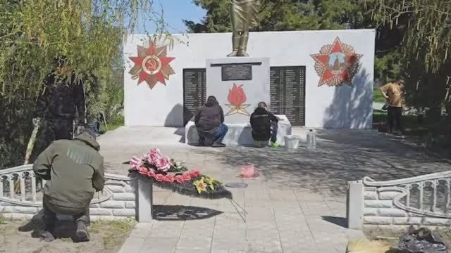 Студенты колледжа г Днепрорудный привели в порядок памятник медсестре, установленный в Балках.