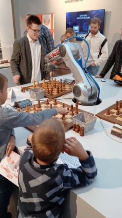 Робот даёт сеанс в шахматы