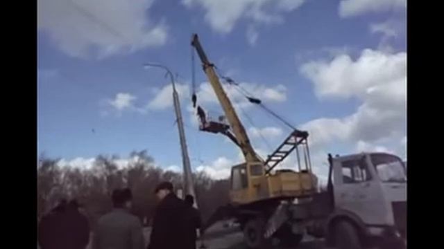 Ветер чуть не повалил опору в Орске смотреть онлайн