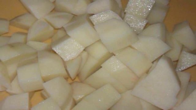 Картофельный суп со свининой и зеленым горошком