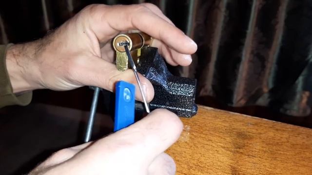 Вскрытие цилиндрового замка с английского профиля ключа