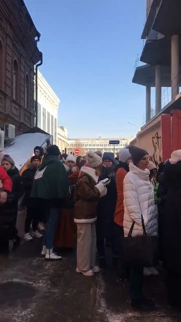 Вот это очередь! 😱Открытие корейского фастфуда Chicko в Театральном. смотреть онлайн