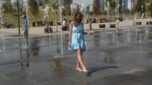 Girls, fountain, splashes and funny wet dresses! / Девушки, фонтан, брызги и веселые мокрые платья