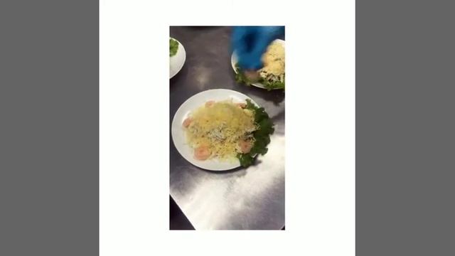 Процесс приготовления Салата "Цезарь" и " Царь Морей" в Роял Кафе.