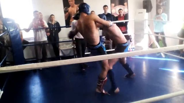 Бой - огонь 🔥🔥🔥 Синий угол - Кальченко Роман, старший друг Гриши. смотреть онлайн