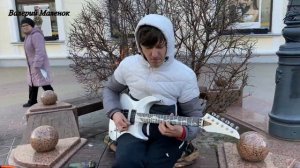 Гитарист вышел попробовать звук весной! Сказал, что пальцы мерзнут!