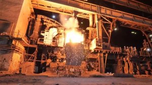 Процесс слива 40 тн жидкой стали в ковш, для дальнейшей ее разливки в изложницы.