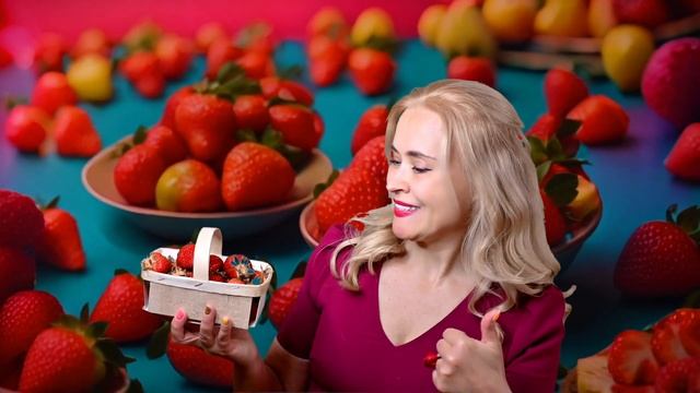 Клубничка  нас  Ягодои сочнои манит и снова легко Соблазнит  Легкомысленная  Песенка