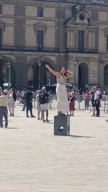 🇫🇷 Как фотографируются с пирамидами Лувра? #shorts #франция #париж #лувр #путешествия смотреть онлайн