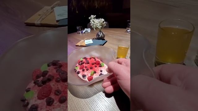 Один из лучших ресторанов Архангельска  ROOMI . Авторская кухня. Ценник от 3000 рублей на персону.