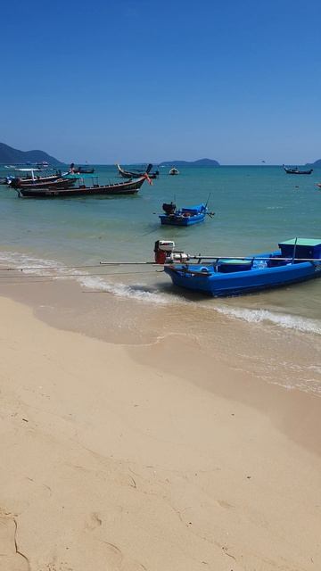 Phuket Rawai Beach - Голубое море и парад лодок на пляже Rawai на юге пхукета