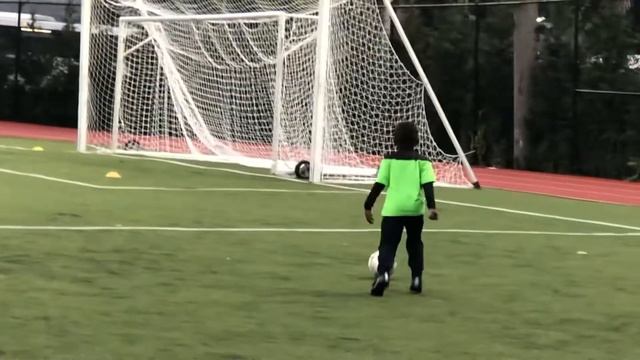 Kids Soccer: Oumar Ben Salah/ keep touch the ball. смотреть онлайн