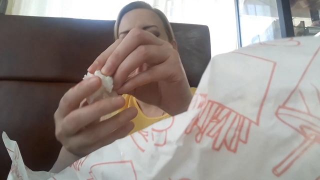 ЕМ БУРГЕР в Кафе/ Мы на 8 км всей СЕМЬЁЙ/ Мукбанг смотреть онлайн