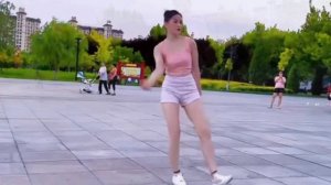 цин цин прекрасно танцует шафл..