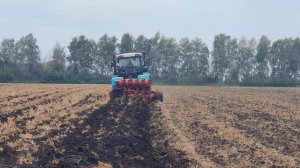 Работа оборотного плуга AGRO-MASZ PO 4+1 с трактором БТЗ-244К