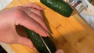 Нарезаем овощи на салат! Не забываем их тщательно вымыть! Часть 7