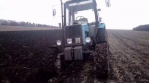 Подрулька на пахоте на МТЗ 1025 или хер он вырулит с 30 см борозды!!!