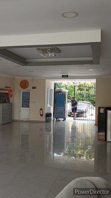 Муж работает в отпуске в отеле #shorts смотреть онлайн