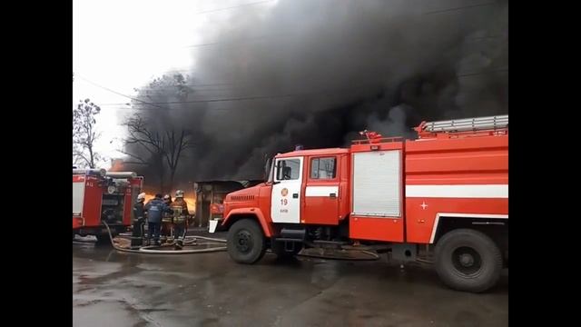 Пожар на рынке Дарынок в Киеве 25.12.2016 смотреть онлайн