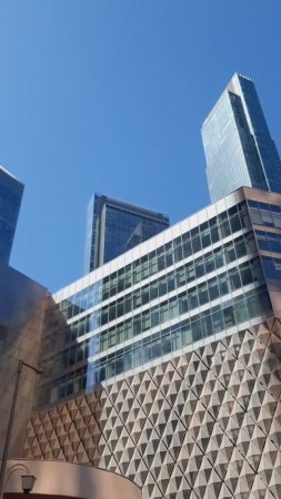 Контраст Москва Сити и жилых домов