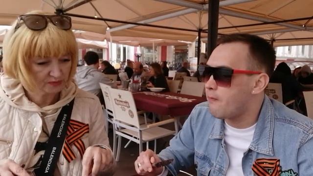 Обедаем в кафе "Позавчера"