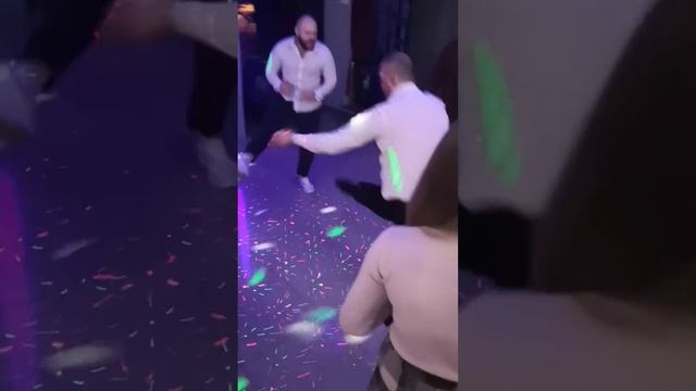 два брата поздравляют маму искрометными танцами смотреть онлайн