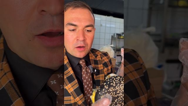 До безобразия черный при черный бургер в Мариуполе смотреть онлайн