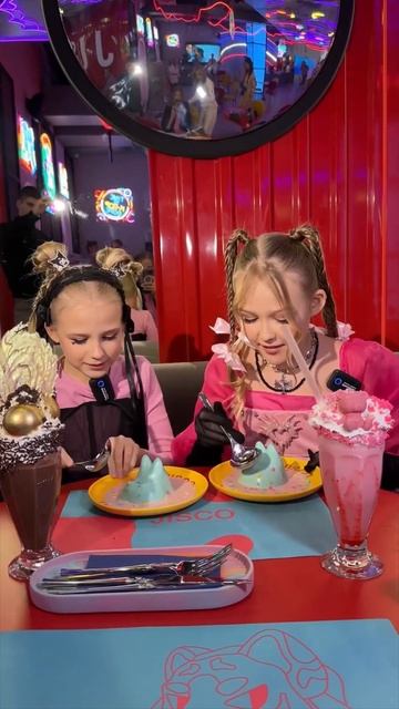 Мы открыли K-pop кафе! (Влог об открытии Jisco в Питере уже на канале @VictoriaPortfolio ) смотреть онлайн