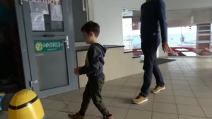 Мисс Кэйти и Мистер Макс (Miss Katy) Кэти играет с игрушками на улице.