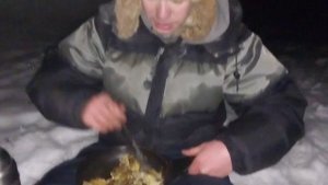 Выживание 72 часа в землянке с печкой в -30° мороза |1 часть| Лесной супчик
