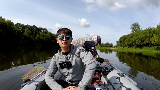 с КИТАЙЦЕМ за хищником/ Рыбалка на реке смотреть онлайн