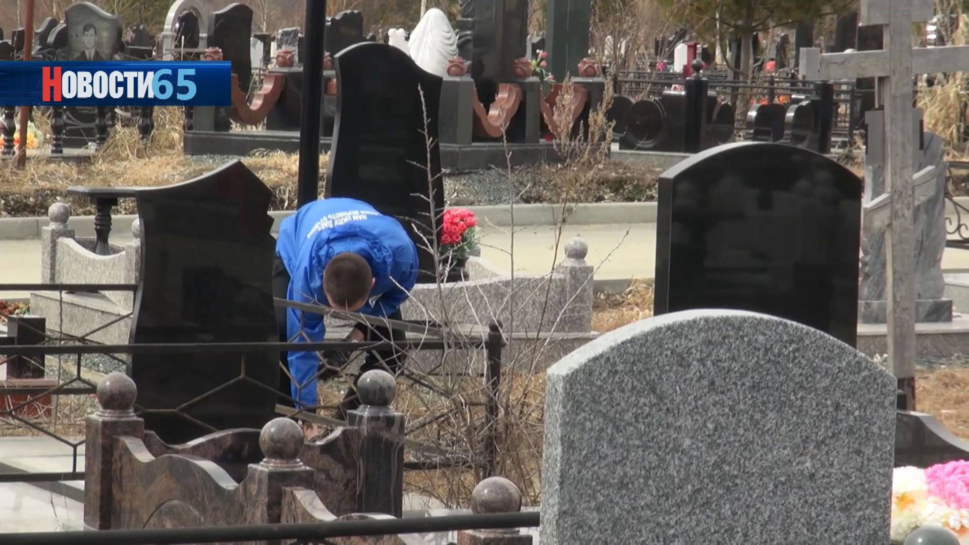 В память о героях. Волонтеры приводят в порядок захоронения ветеранов Великой Отечественной войны