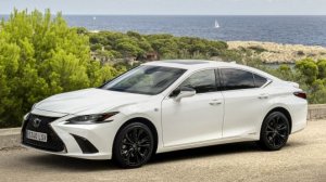 На выставке в Шанхае Lexus представили обновленный ES: теперь без ДВС