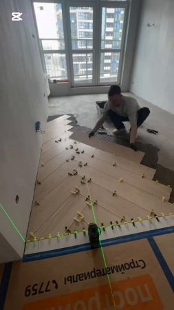 Просто, укладка плитки ёлочкой в одной из комнат)