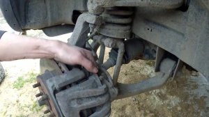 Как заменить передние тормозные колодки на Jeep Cherokee Sport . How to replace front brake pads.