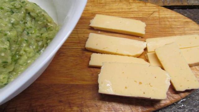 Колбаски из индейки с сыром в кунжутной панировке