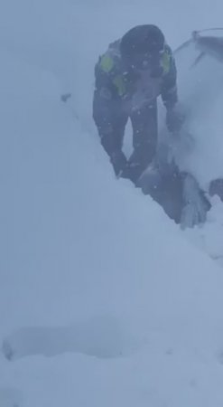 Сотрудники Госавтоинспекции оказывают помощь водителям, попавшим в сложную дорожную ситуацию