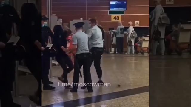В аэропорту Шереметьево неадекватная пассажирка начала дебоширить