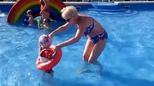 Настюша в бассейне