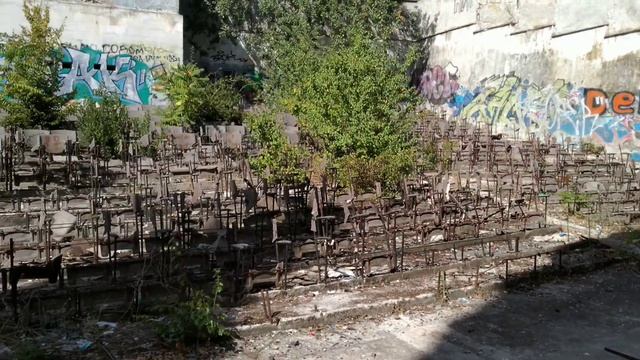 Заброшенный летний кинотеатр в Симеизе, вид со сцены смотреть онлайн