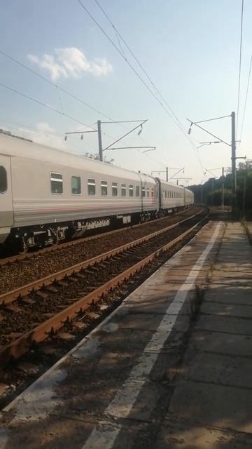 Электровоз ЭП1М 635 с пассажирским поездом Симферополь-Омск. "Таврия".