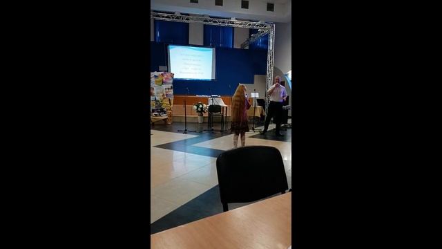 Песенку "Котя-ботя" исполняет Валентин Куколев.